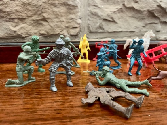 Lot Of 19 VTG. Plastic Toys Soldier Cow Horse Knight Plane Dog Dinosaur Indian - Picture 8 of 8
